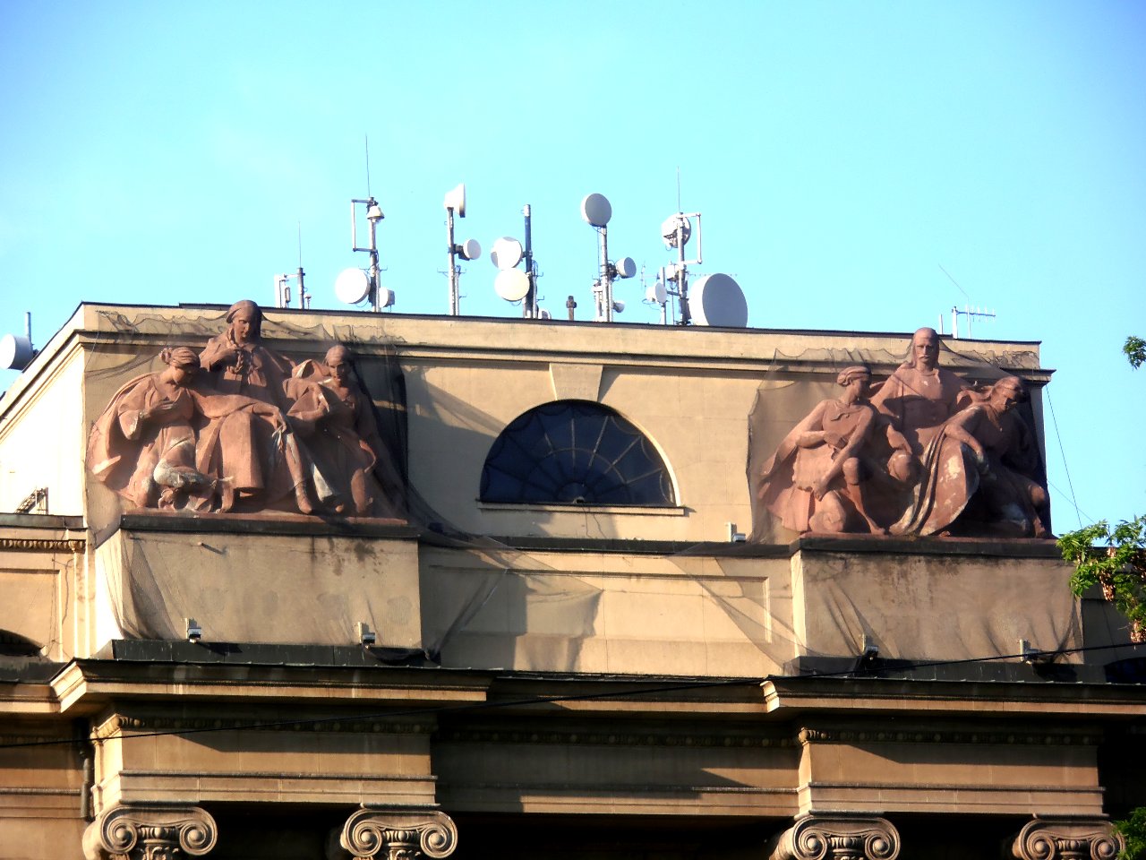 P5200121-les-statues-sont-remplacees-par-des-antennes.JPG