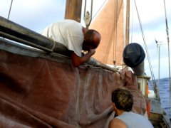 thumbs/transat-voile-Tigara-24-reparation-sur-la-vergue.jpg