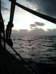 thumbs/transat-voile-Tigara-26-aube-le-plaisir-du-quart-du-matin.jpg