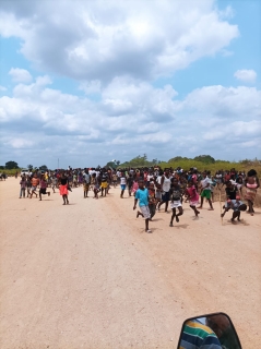 Mocuba-attroupement-villageois-gyrocopter-africa