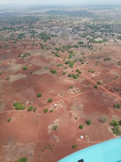 terre-rouge-arbres-verts-gyrocopter-africa